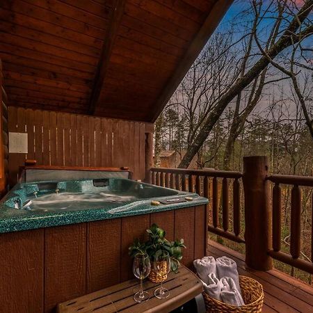 Log Cabin, Hot Tub, Fireplace, Pool Table & Views! Sevierville Kültér fotó