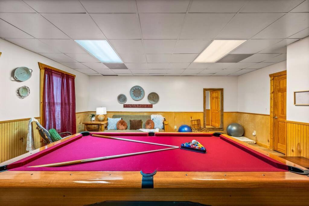Log Cabin, Hot Tub, Fireplace, Pool Table & Views! Sevierville Kültér fotó