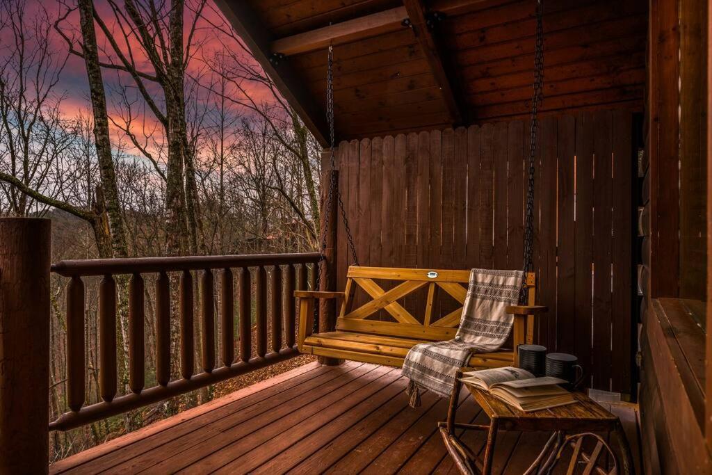 Log Cabin, Hot Tub, Fireplace, Pool Table & Views! Sevierville Kültér fotó