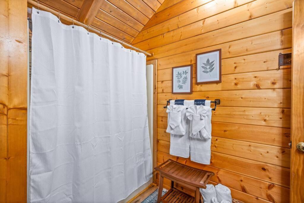 Log Cabin, Hot Tub, Fireplace, Pool Table & Views! Sevierville Kültér fotó
