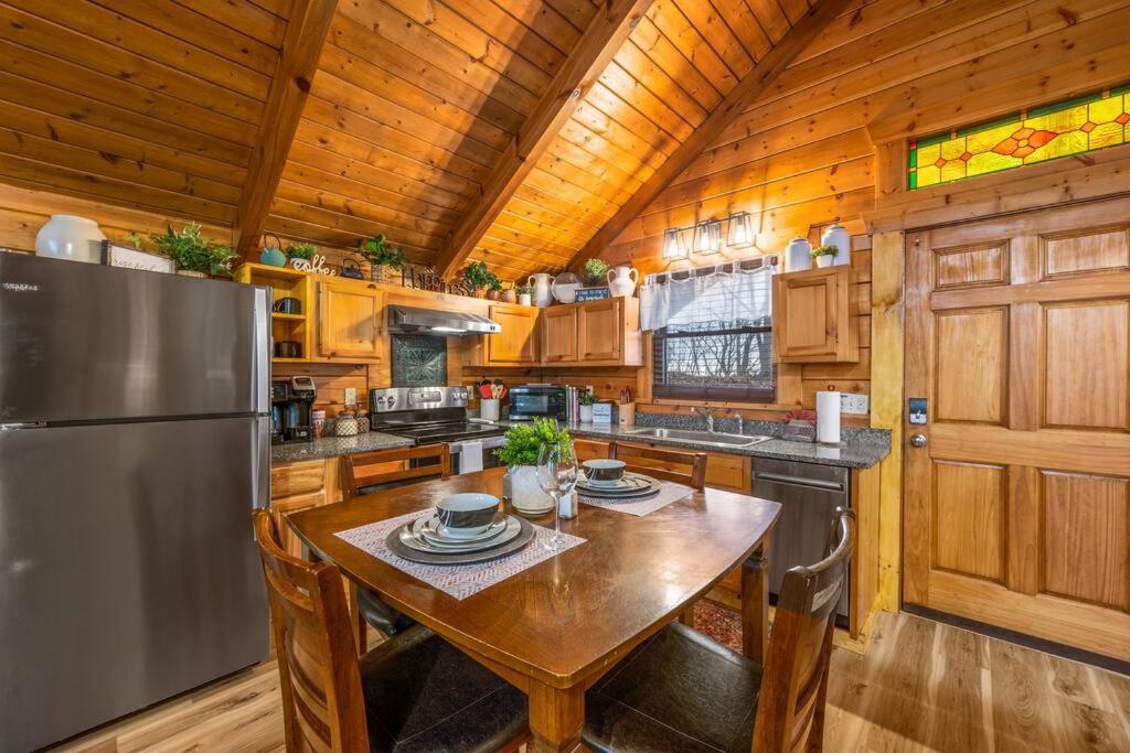 Log Cabin, Hot Tub, Fireplace, Pool Table & Views! Sevierville Kültér fotó