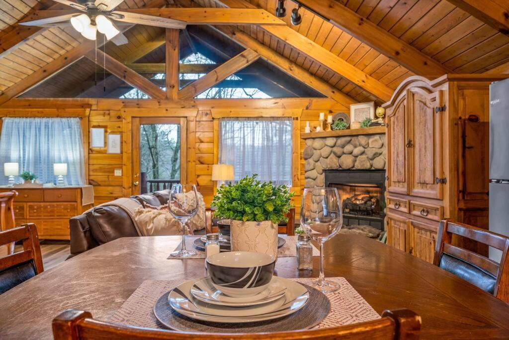 Log Cabin, Hot Tub, Fireplace, Pool Table & Views! Sevierville Kültér fotó