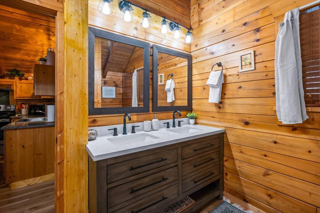 Log Cabin, Hot Tub, Fireplace, Pool Table & Views! Sevierville Kültér fotó