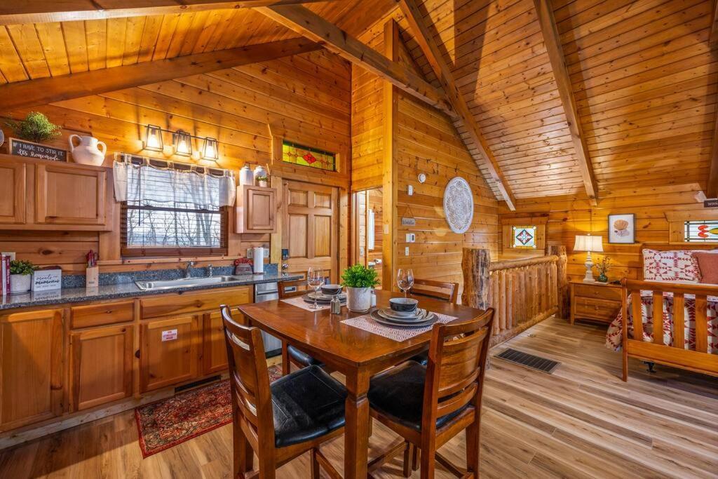 Log Cabin, Hot Tub, Fireplace, Pool Table & Views! Sevierville Kültér fotó