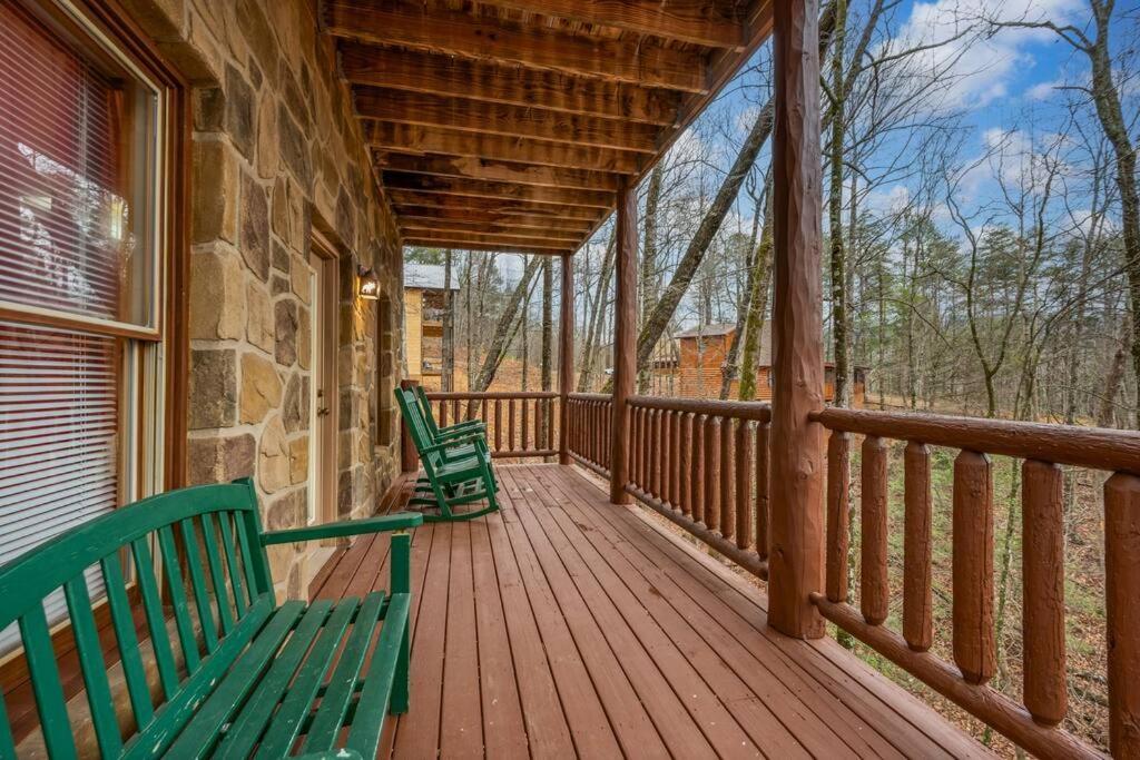 Log Cabin, Hot Tub, Fireplace, Pool Table & Views! Sevierville Kültér fotó