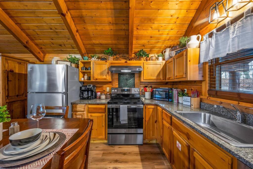 Log Cabin, Hot Tub, Fireplace, Pool Table & Views! Sevierville Kültér fotó