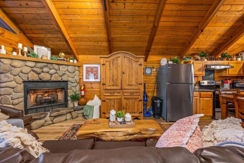 Log Cabin, Hot Tub, Fireplace, Pool Table & Views! Sevierville Kültér fotó