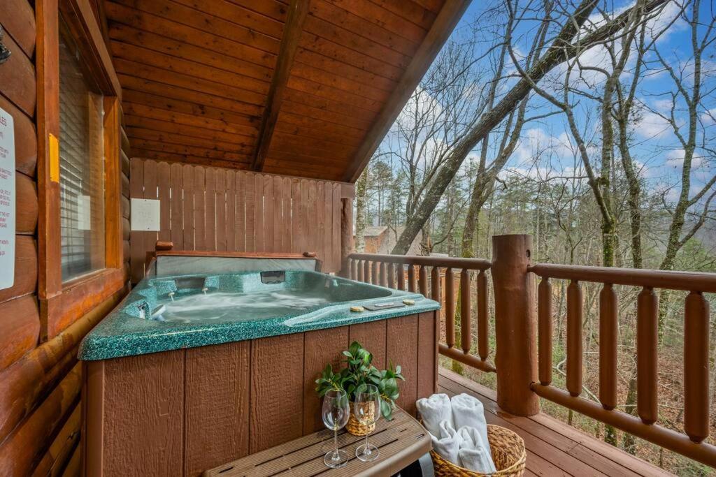 Log Cabin, Hot Tub, Fireplace, Pool Table & Views! Sevierville Kültér fotó