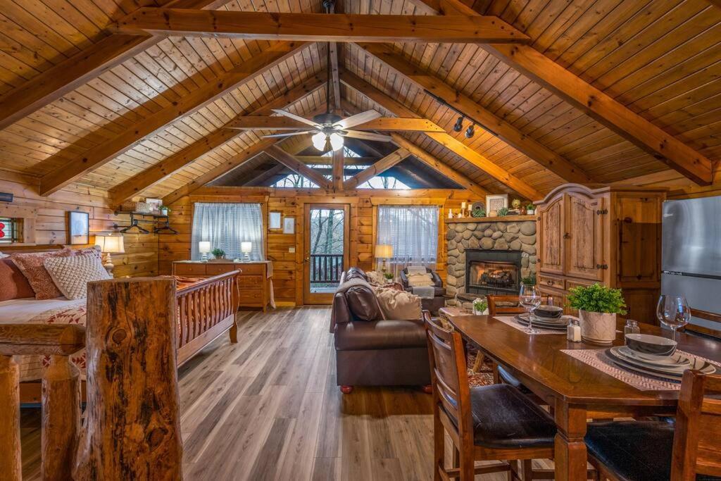 Log Cabin, Hot Tub, Fireplace, Pool Table & Views! Sevierville Kültér fotó