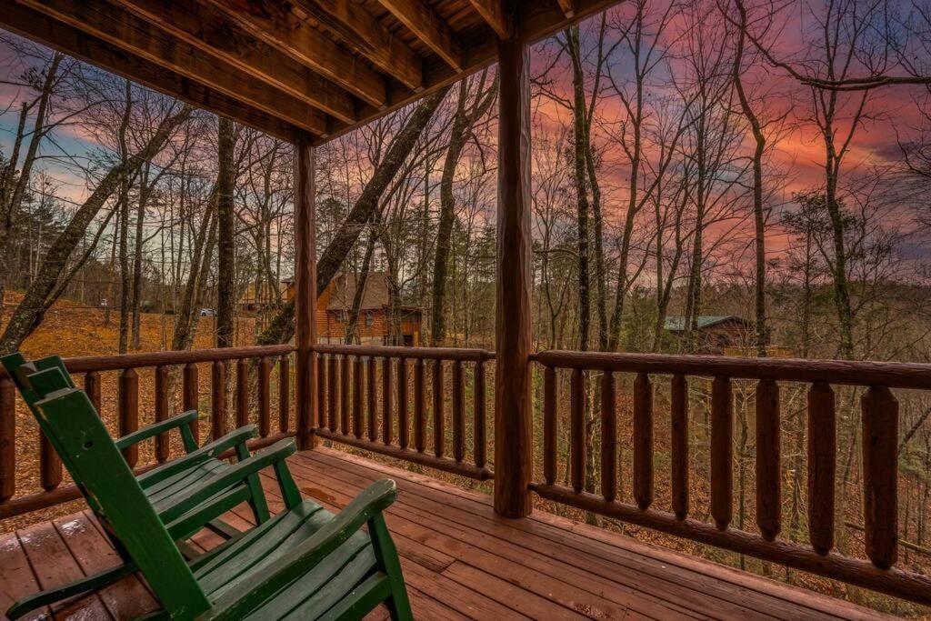 Log Cabin, Hot Tub, Fireplace, Pool Table & Views! Sevierville Kültér fotó