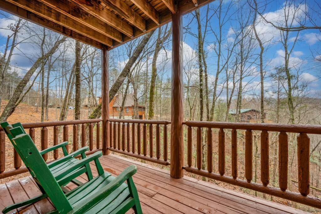 Log Cabin, Hot Tub, Fireplace, Pool Table & Views! Sevierville Kültér fotó